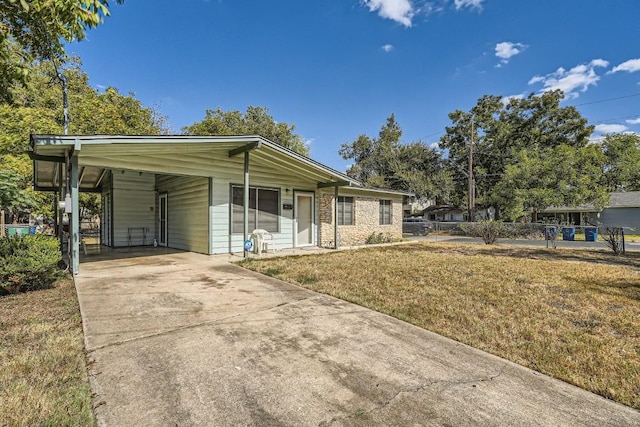 view of front of home featuring a front yard and a carport