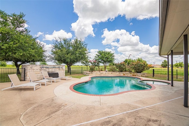 view of swimming pool with an in ground hot tub and a patio area