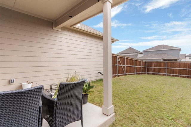 view of yard featuring a patio area