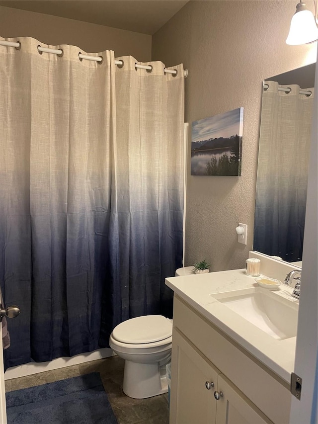 bathroom with a shower with curtain, vanity, and toilet