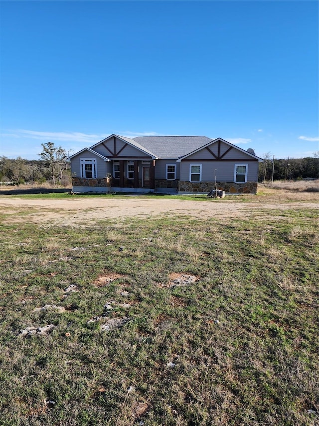 view of front of house featuring a front yard