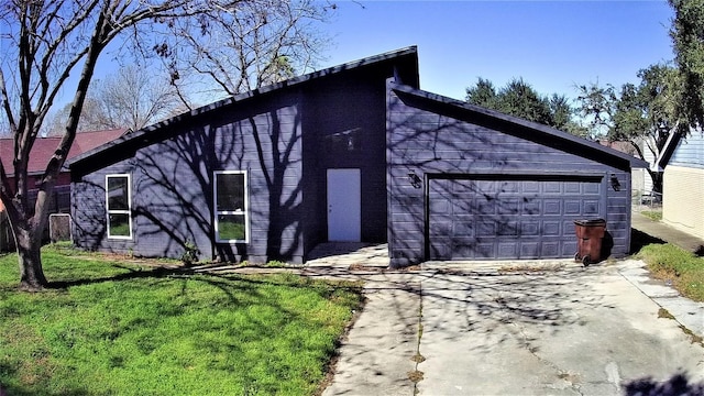 view of front facade with a front yard