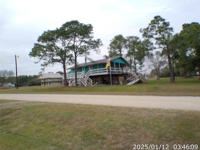 view of front of home featuring a front yard