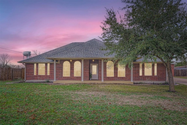 view of front of property featuring a yard