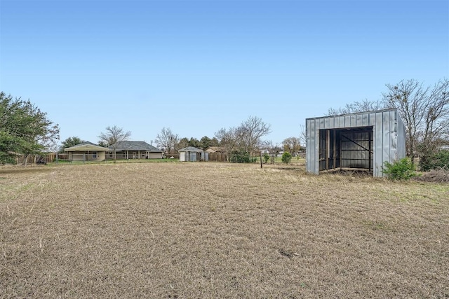 view of yard with an outbuilding