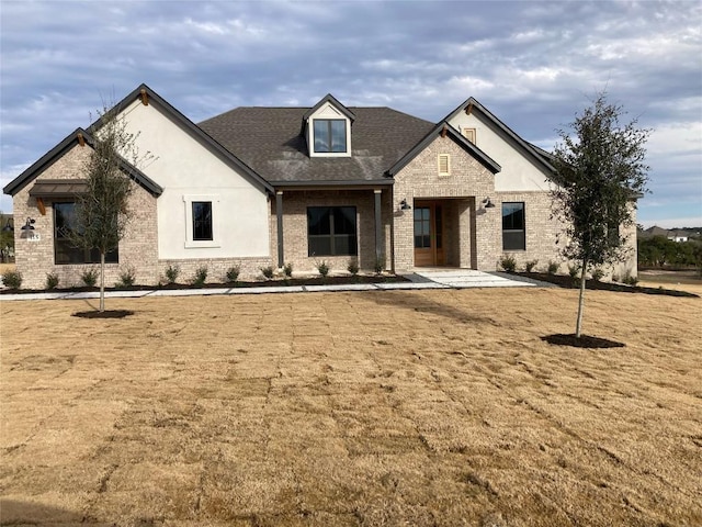 view of front of home featuring a front yard