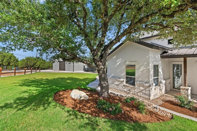 view of yard featuring a shed