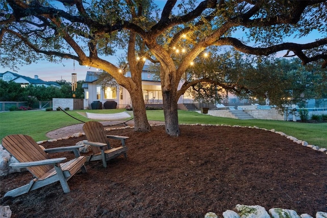 view of yard at dusk