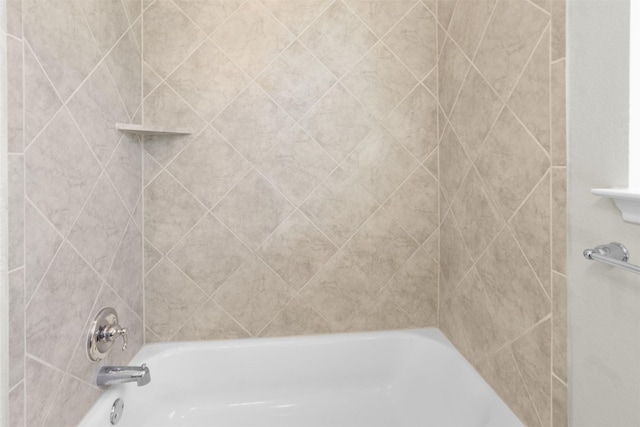 bathroom featuring tiled shower / bath combo