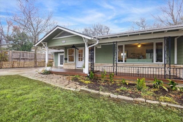 view of front of house with a front lawn, ceiling fan, and a porch