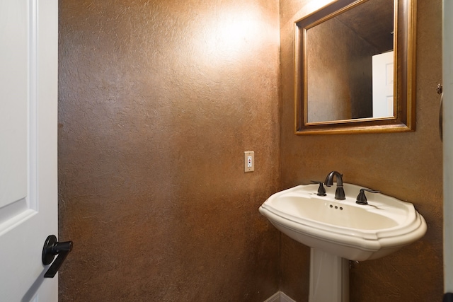 bathroom featuring sink