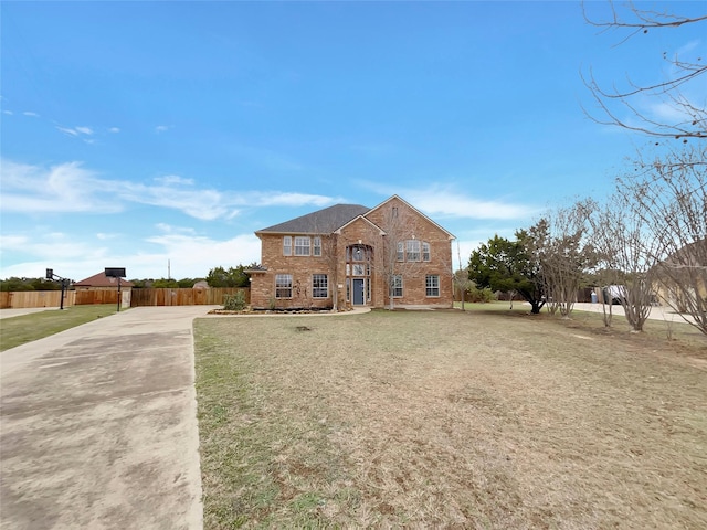 view of front facade featuring a front lawn