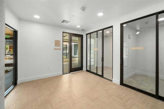 unfurnished room with visible vents, recessed lighting, and baseboards