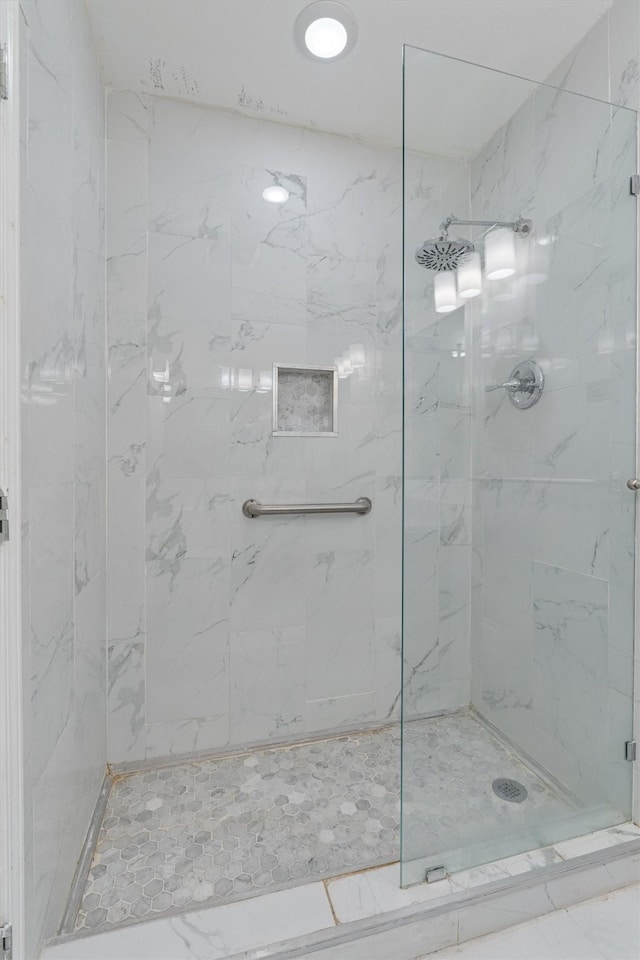 bathroom featuring a tile shower