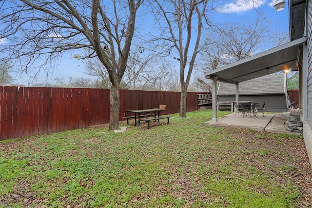 view of yard featuring a patio area