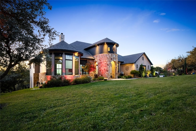 view of front of house featuring a yard