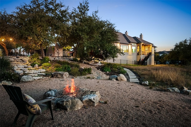 view of yard at dusk