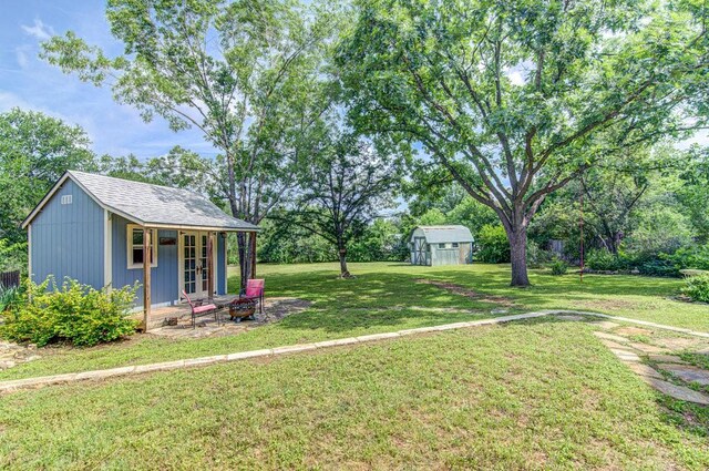 view of yard with a storage shed