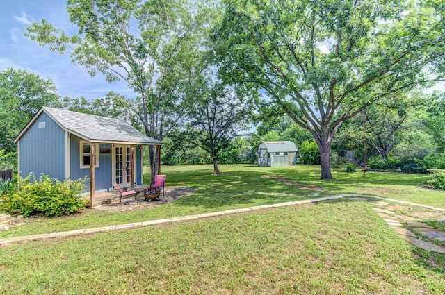 view of yard with a shed