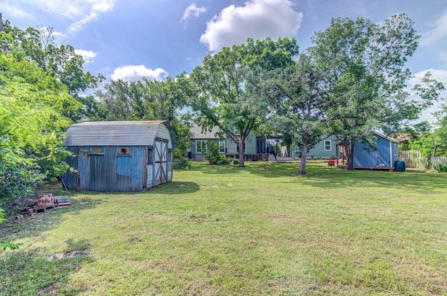 view of yard featuring a storage shed