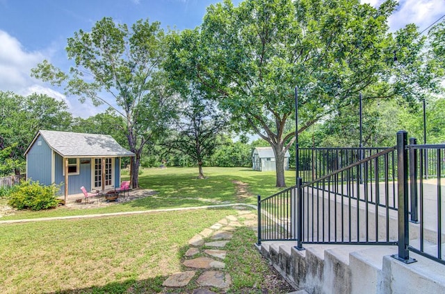 view of yard featuring an outbuilding