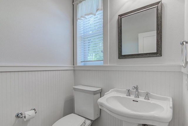 bathroom featuring toilet and sink