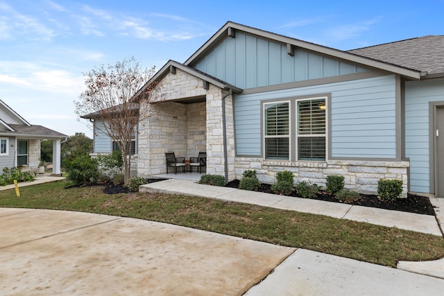 view of front of property featuring a patio