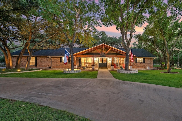 view of front of property featuring a lawn