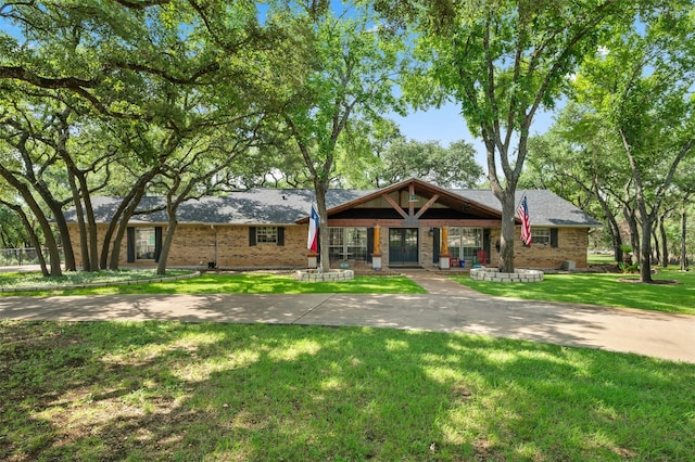 view of front facade featuring a front yard