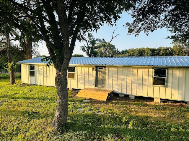 exterior space with a yard