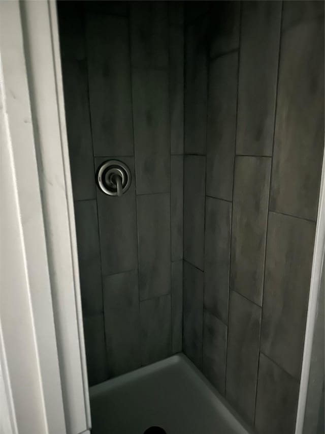 bathroom featuring a tile shower