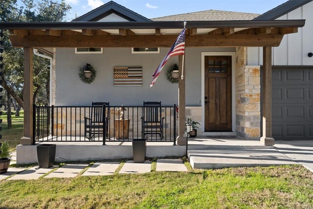 entrance to property featuring a porch