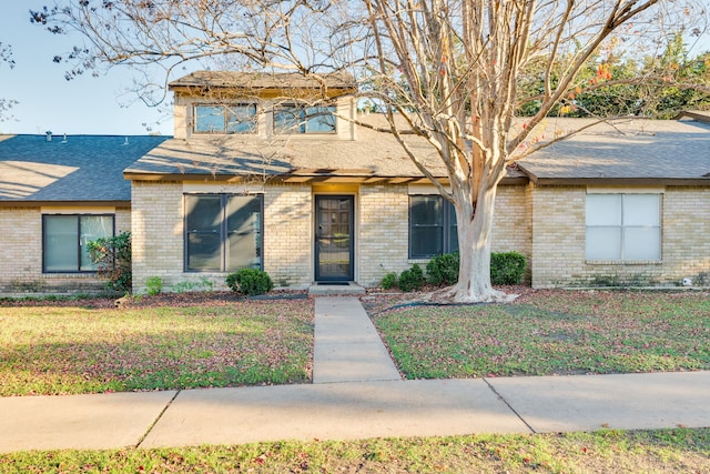 view of front of home featuring a front yard