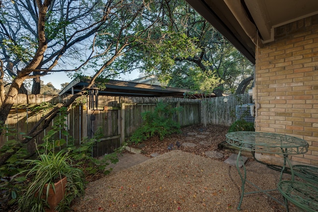 view of yard featuring a patio area