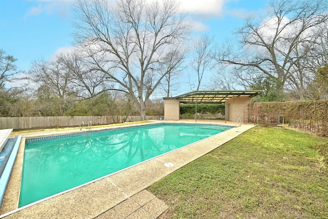 view of swimming pool featuring a lawn