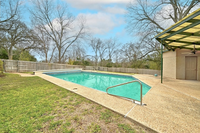 view of pool featuring a pergola, a patio area, ceiling fan, and a yard