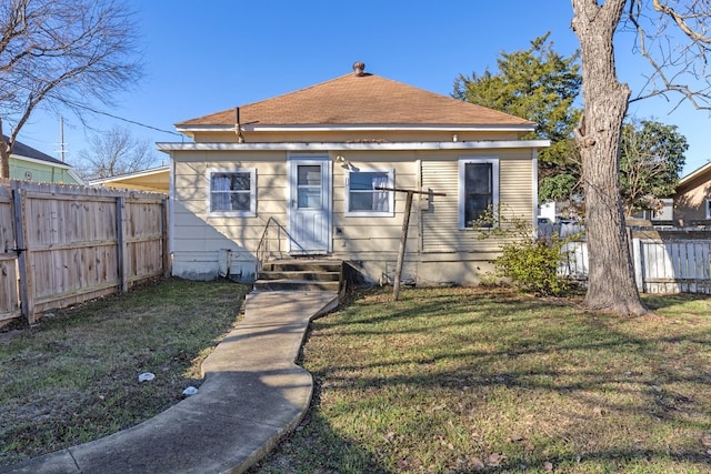 view of front facade with a front lawn