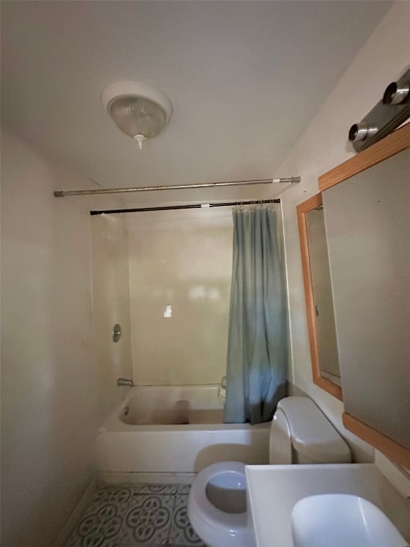 820 Chihuahua St, Lockhart, TX 78644 - bathroom with shower / bathtub combination with curtain and toilet