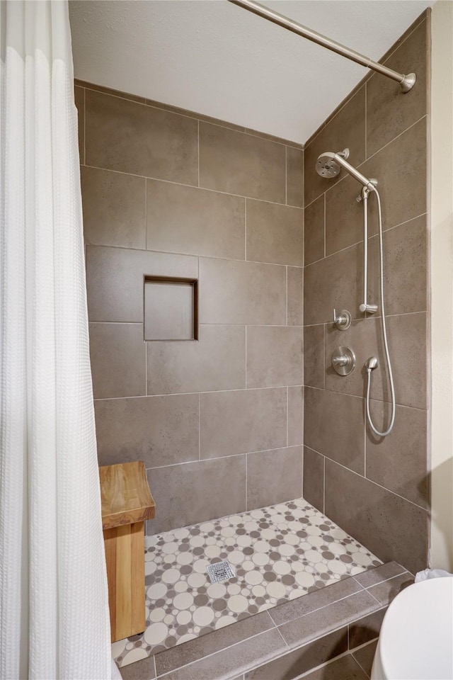 bathroom featuring a shower with shower curtain and toilet