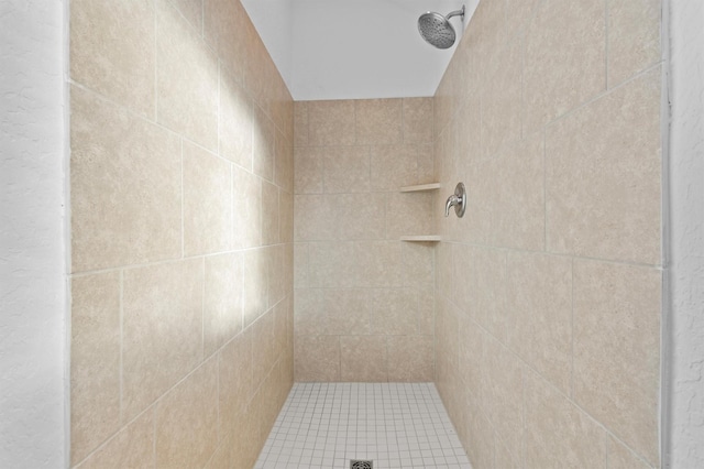 bathroom featuring a tile shower