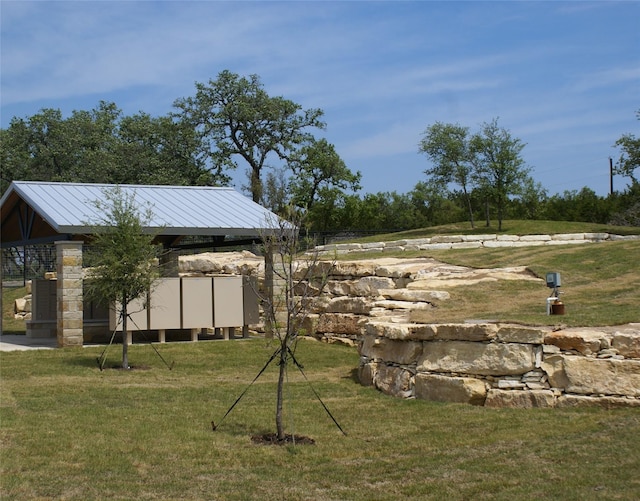 view of yard with an outdoor structure