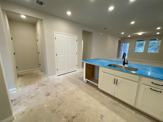 bathroom featuring sink