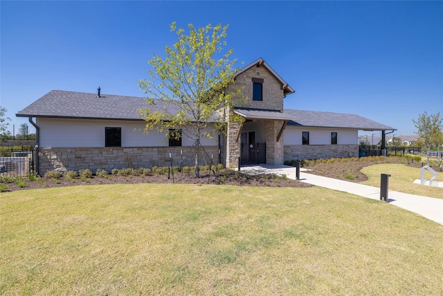 view of front of property featuring a front yard