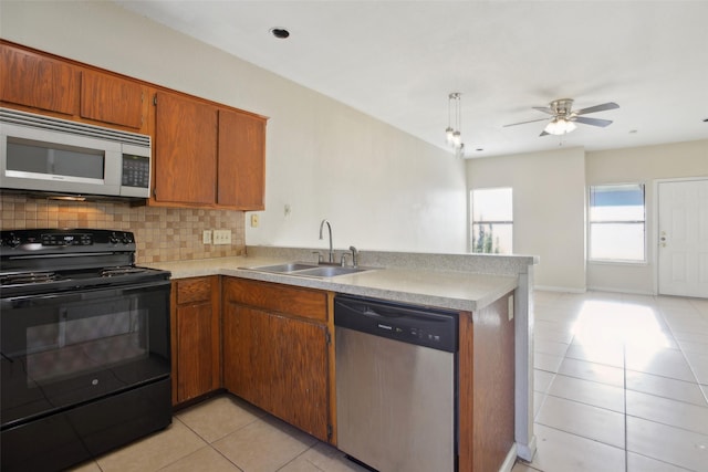 kitchen featuring sink, ceiling fan, tasteful backsplash, kitchen peninsula, and stainless steel appliances