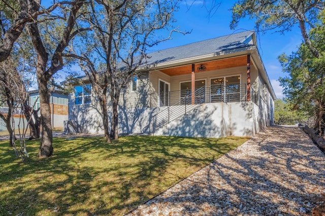 view of front of home featuring a front yard