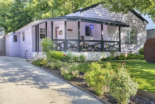 view of front of property with a front lawn