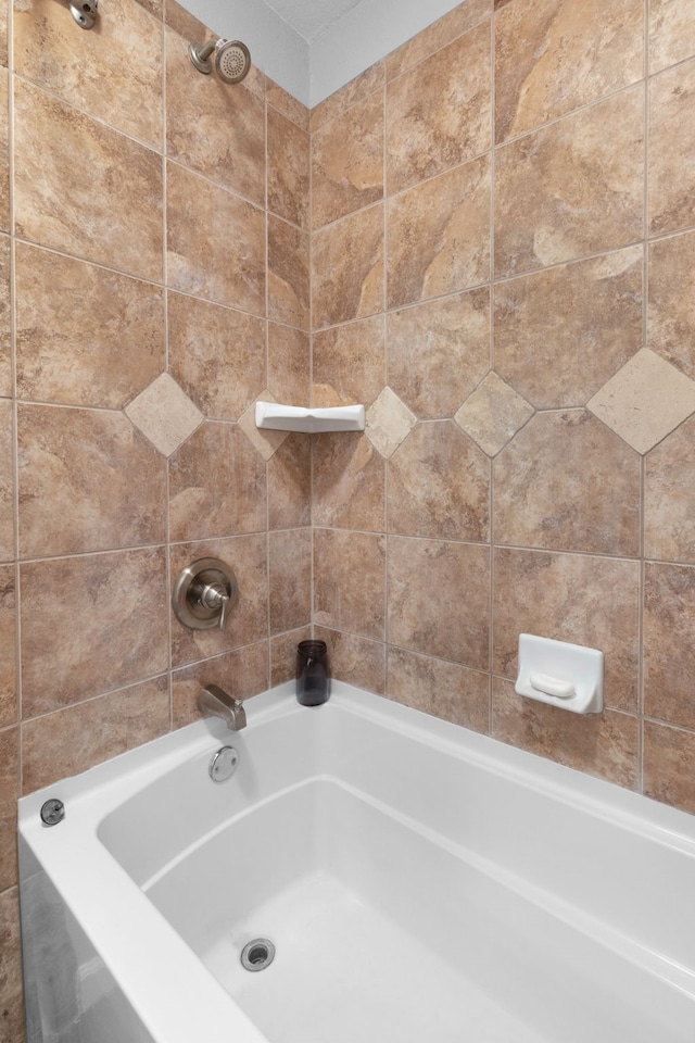 bathroom with tiled shower / bath