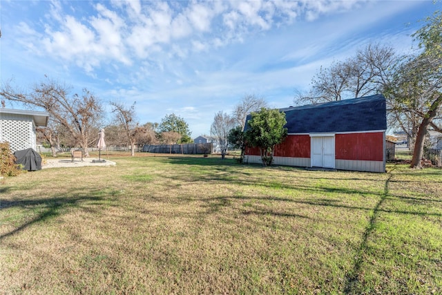 view of yard featuring an outdoor structure