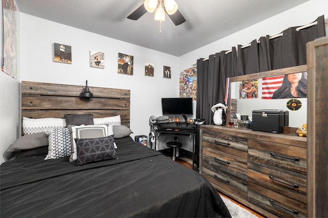 bedroom featuring ceiling fan and a textured ceiling