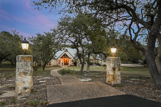 view of yard at dusk